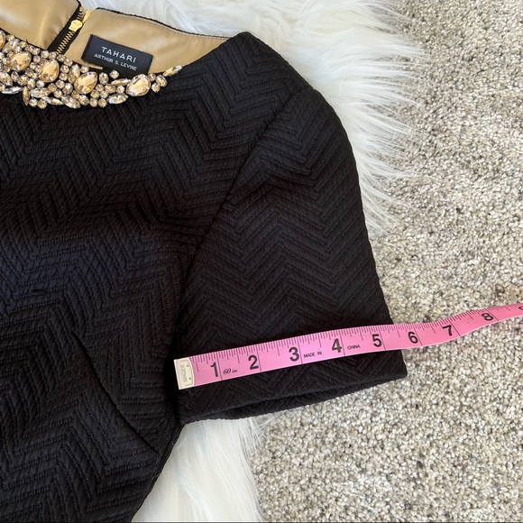 Tahari Black Textured Shift Dress w Embellished Neck and gold zipper back sz 2 - Picture 5 of 9